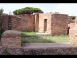 04827 ostia - regio i - insula xiv - caseggiato del mosaico del porto (i,xiv,2) - via degli horrea epagathiana - porticus - raum am suedende - 09-2023.jpg